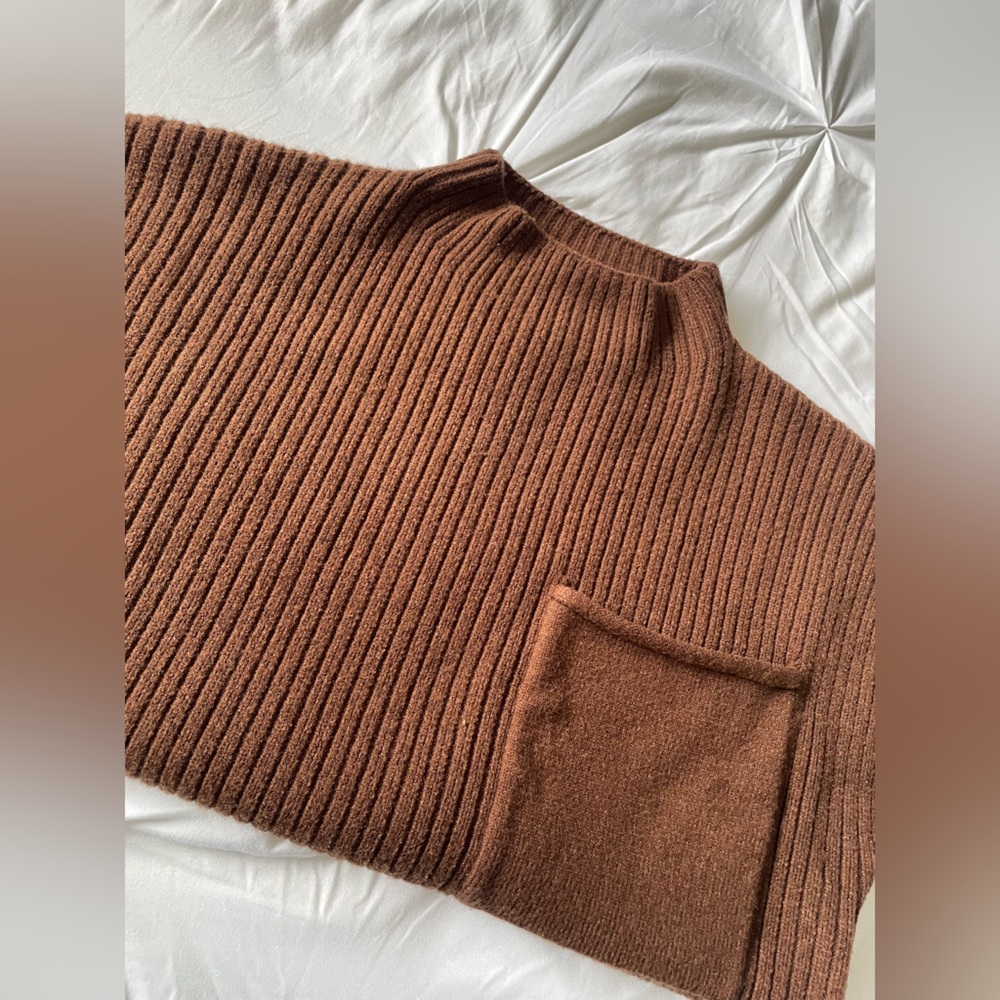Ribbed turtle neck sleeveless sweater